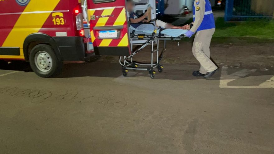 Motociclista cai de moto e vai para casa no Universitário onde recebe atendimento médico