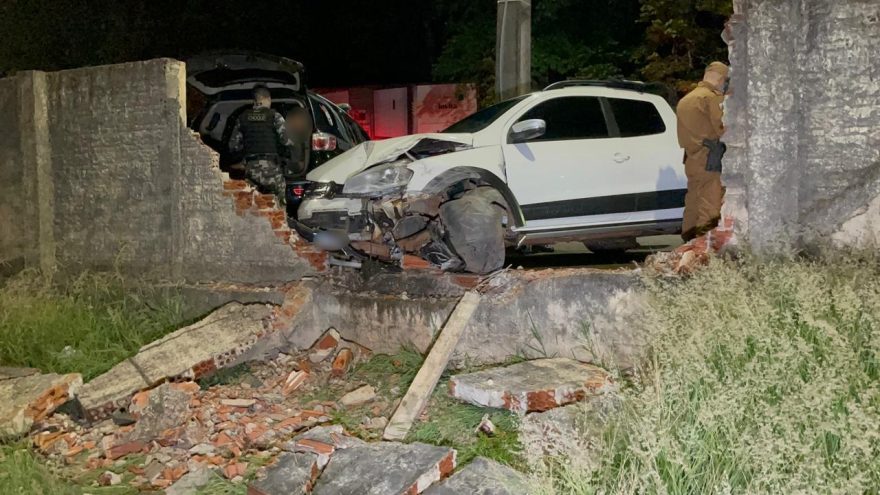 Sextou! Veículo carregado com maconha bate contra muro durante perseguição policial
