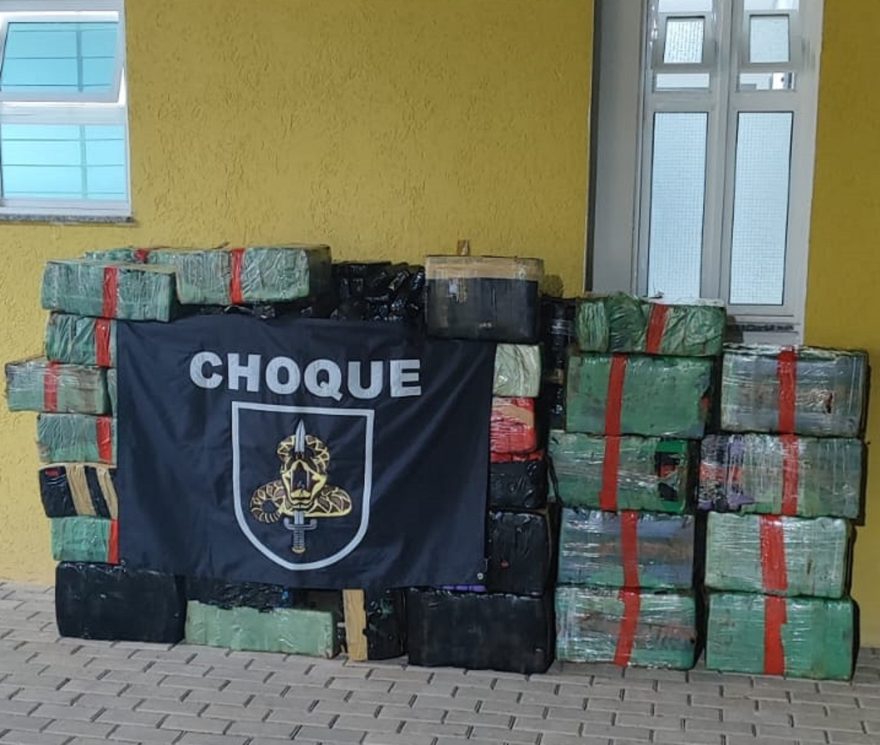 Veículo estava carregado com quase uma tonelada de maconha quando bateu em muro