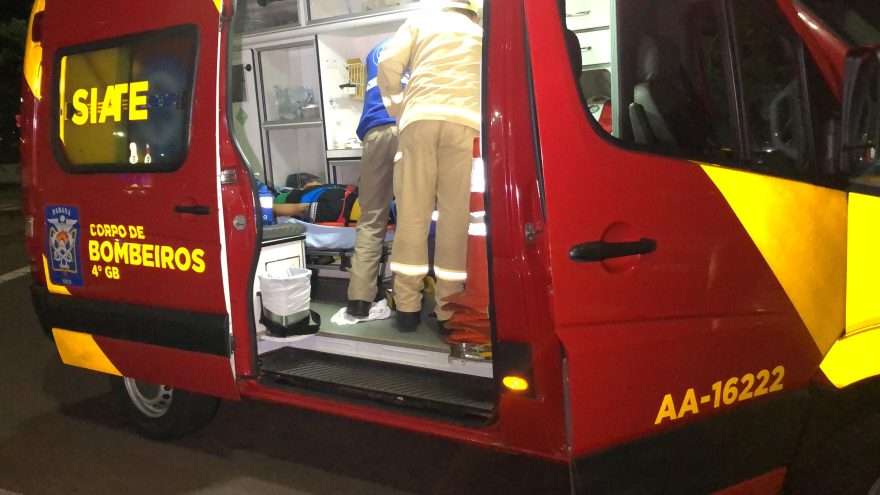 Ciclista fica ferido após atingir carretinha engatada em carro na Avenida Assunção