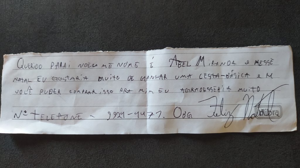 Criança deixa bilhetinhos em carros pedindo cesta básica de Natal para a família