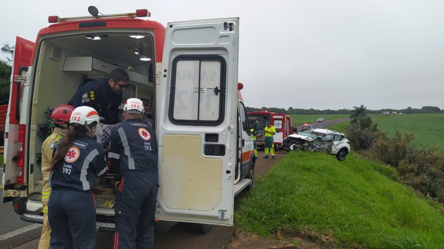 Carro fica destruído e caminhão tomba em grave acidente na BR-277 em Cascavel