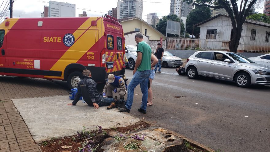 Moto para embaixo de carro após acidente na Rua Antonina