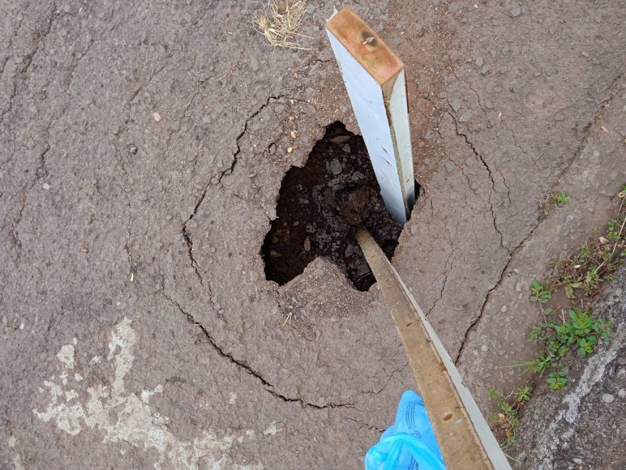 Moradores sinalizam buraco com paus e sacola no São Cristóvão
