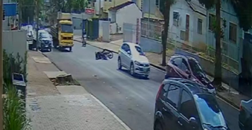Câmera mostra motociclista caindo antes de colidir contra carro na Rua Antonina