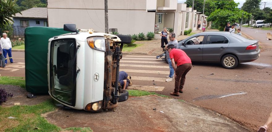 Caminhão tomba após forte colisão com Voyage no Periolo