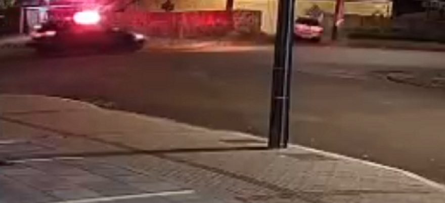 Câmera flagra Saveiro carregada com maconha batendo contra muro