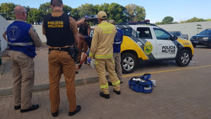 Usando tornozeleira eletrônica, homem é preso após trafegar na contramão e tentar agredir policiais