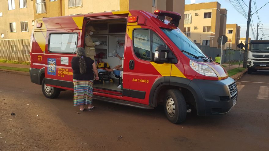 Homem e criança ficam feridos em acidente no Riviera