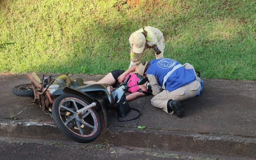 Mulher fica ferida ao sofrer queda de moto na Região do Lago