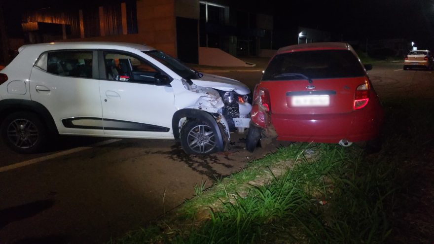 Renault Kwid colide contra Ford Ka que estava estacionado na Avenida Estados Unidos