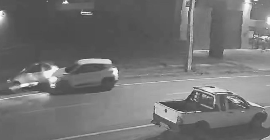 Câmera flagra colisão entre Kwid e Ka estacionado