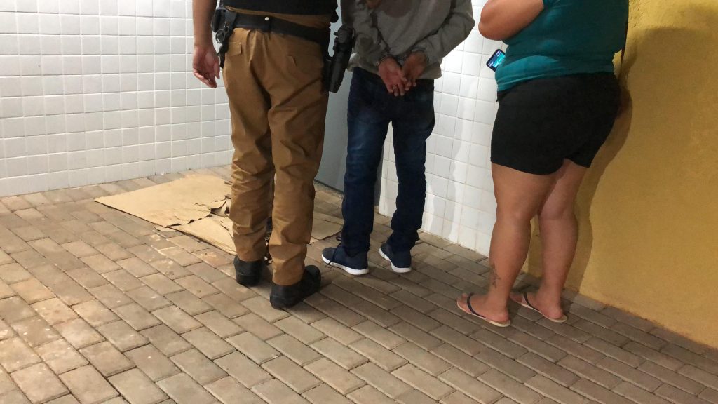 Homem é detido após agredir companheira com tapa na cara no bairro Cataratas