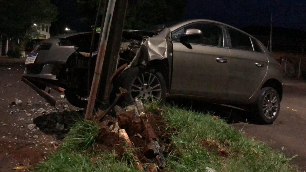 Condutora abandona Bravo depois de colidir em poste no Maria Luiza