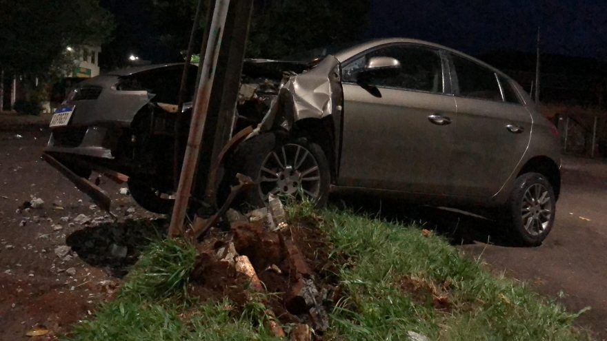 Condutora abandona Bravo depois de colidir em poste no Maria Luiza