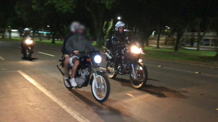 Motocicleta adulterada é apreendida após casal furar bloqueio de trânsito