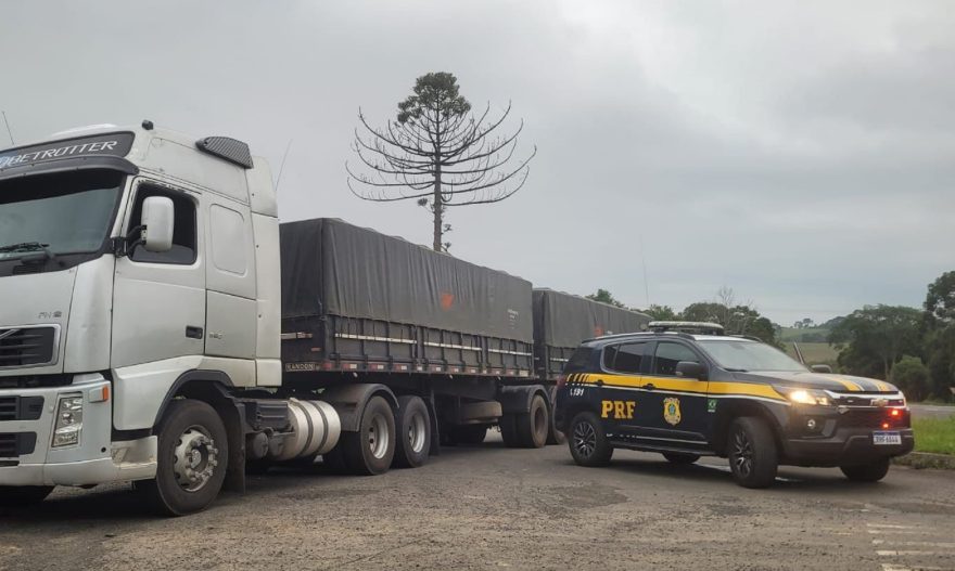 Bitrem carregado com 450 mil maços de cigarros é apreendido em Prudentópolis