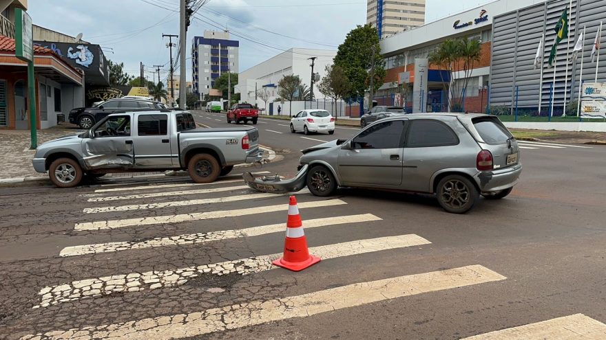 Homem fica ferido em forte colisão entre carro e caminhonete entre as Ruas Recife e JK