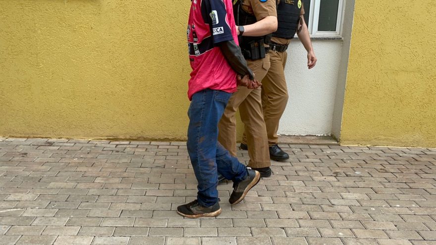 Jovem de 25 anos é detido pela PM após ser acusado de furtar fios em condomínio