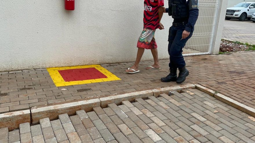 Adolescente é apreendido pela GM com porções de cocaína e dinheiro