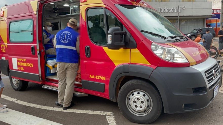 Ciclista fica ferido após ser atingido por carro na Avenida Brasil