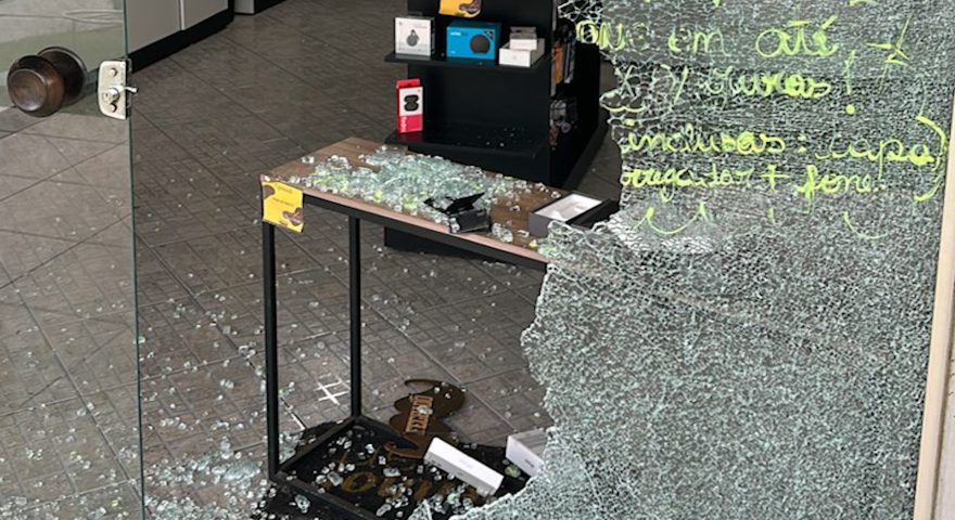 Loja de celulares é arrombada na Avenida Brasil
