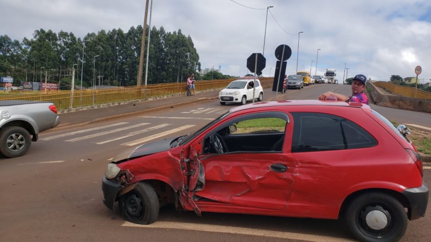 Celta e Sandero se envolvem em colisão no Viaduto da Rua Olindo Periolo, em Cascavel