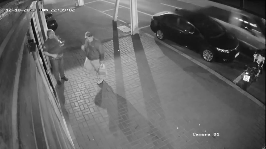 Vídeo mostra F-250 atingindo Civic estacionado na Avenida Brasil e motorista fugindo