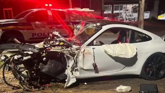 Porsche a mais de 250 km/h bate em poste e deixa um morto em BH