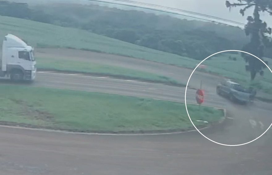 Vídeo mostra momento em que caminhonete cruza BR-369 e é violentamente atingida por moto