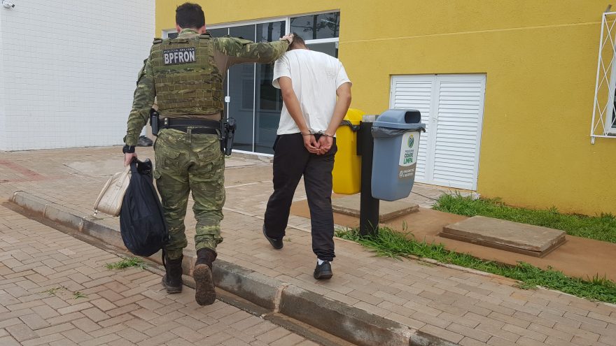 Homem em posse de crack, munições e outros ilícitos é detido pelo BPFron na BR-277