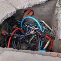 Imagem referente a Ladrões danificam estrutura de empresa e realizam furto de fios no Bairro Coqueiral