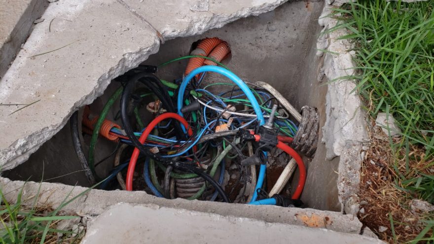 Ladrões danificam estrutura de empresa e realizam furto de fios no Bairro Coqueiral
