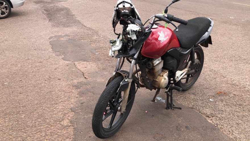 Acidente entre moto e carro é registrado na Rua Jacarezinho