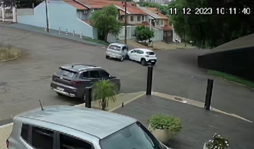 Vídeo mostra colisão entre carros no cruzamento das Ruas Santa Catarina e Visconde do Rio Branco