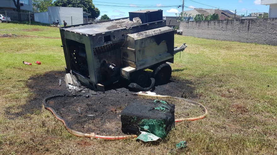 Maquinário pega fogo no Bairro Pacaembu e Corpo de Bombeiros é mobilizado