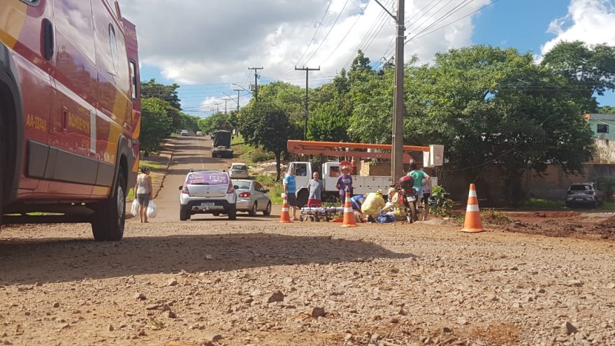 Motociclista sofre queda em obra de recuperação de asfalto e fica ferido