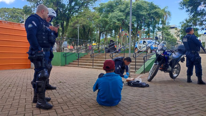 Idoso persegue adolescente em banheiro de praça e é detido ao tentar ver o pênis do garoto