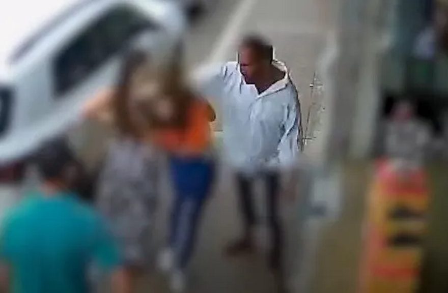 Adolescente é agredida com soco após se negar a dar esmola para morador de rua