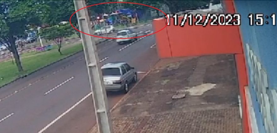 Câmera mostra acidente envolvendo carro da Secretaria de Saúde