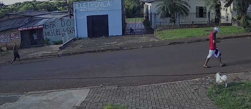 Câmera registra momento em que homem é perseguido por atirador pouco antes de morrer