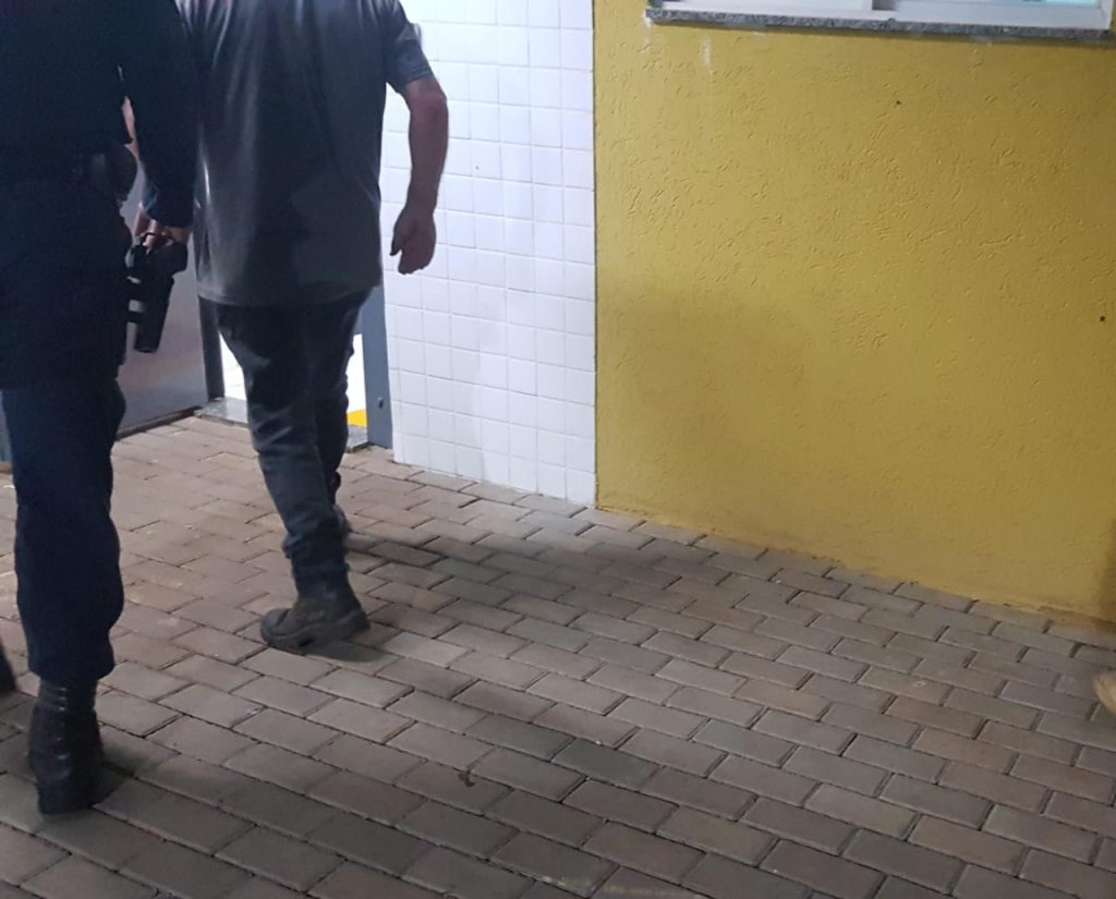 Homens abordados em blitz são levados para a delegacia