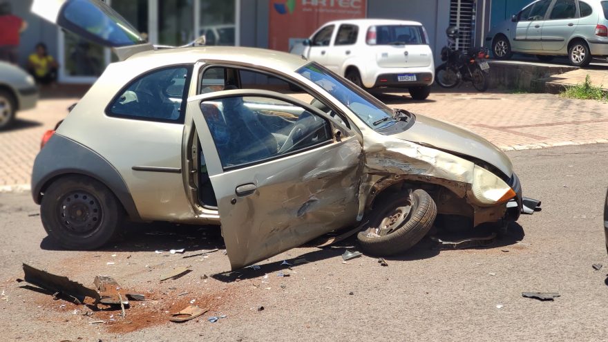 Carros se envolvem em forte colisão no Pioneiros Catarinenses
