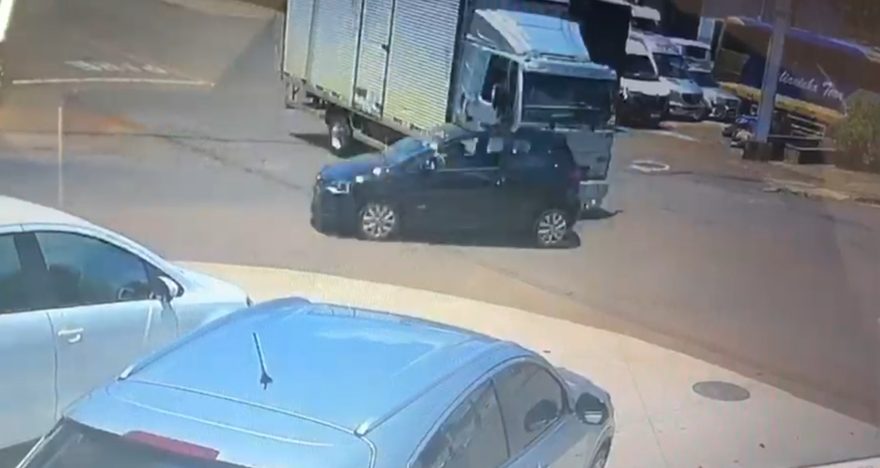 Vídeo mostra forte colisão entre carro e caminhão no Bairro Brasília