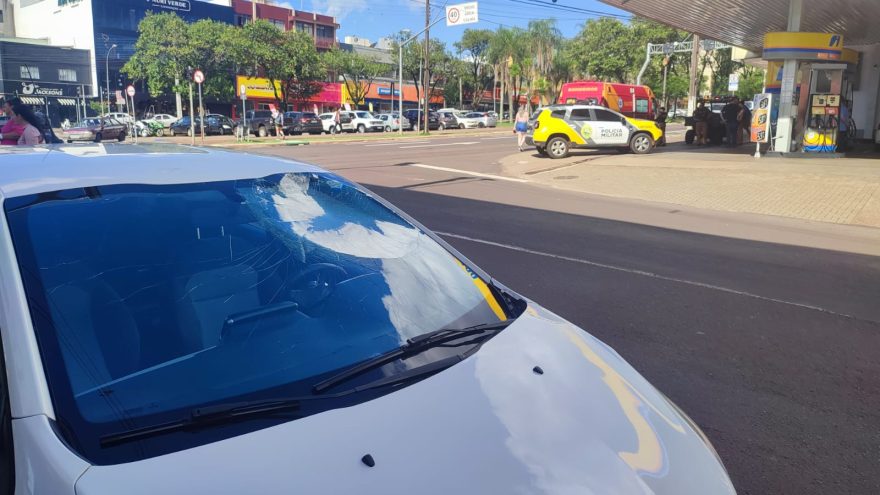 De bicicleta, idoso é atingido por carro na Avenida Brasil e precisa ser socorrido pelo Siate