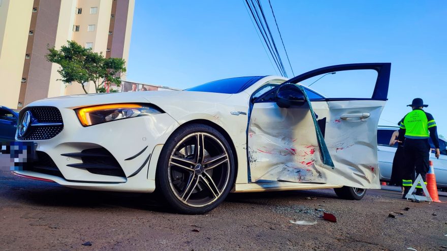 Rapaz fica ferido em acidente entre Gol e Mercedes