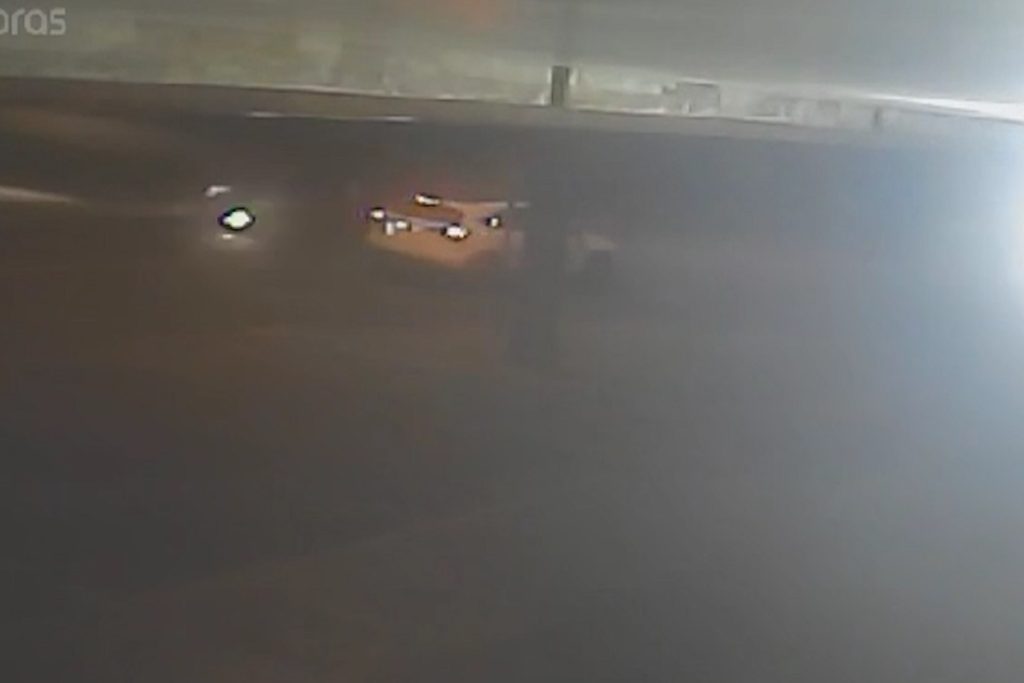 Câmera flagra acidente com motorista embriagado que atingiu moto e residência com Corolla