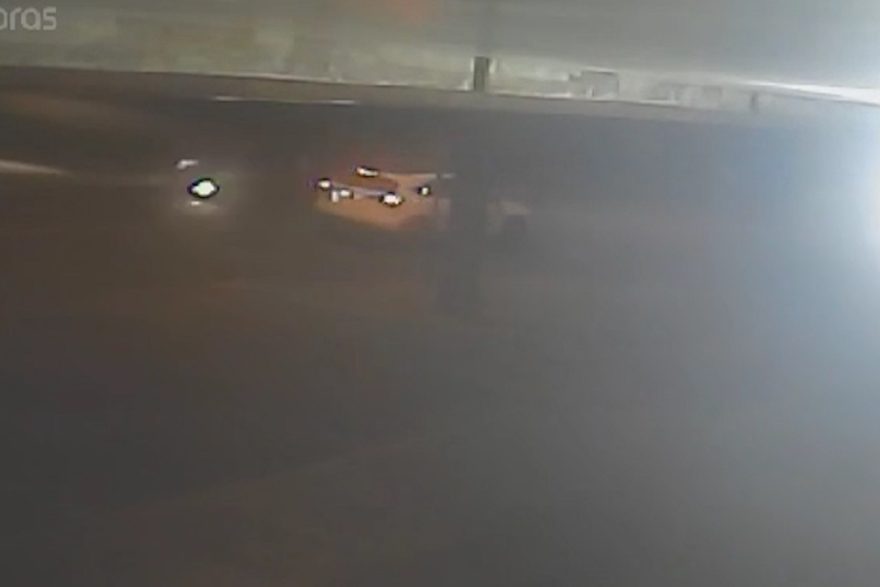 Câmera flagra acidente com motorista embriagado que atingiu moto e residência com Corolla