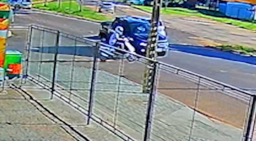 Vídeo mostra motoneta avançando preferencial e batendo contra carro na Rua Juscelino Kubistchek