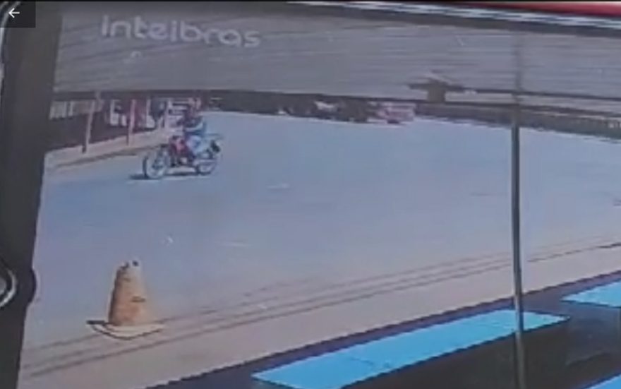 Câmera mostra ladrão fugindo de moto com malote roubado de agência de crédito